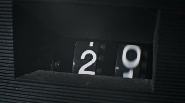 33 'ten 42' ye ilerleyen mekanik sayı sayacının yakın plan çekimi. Çeşitli projeler için temiz, basit ve ilgi çekici bir görünüm sağlar.