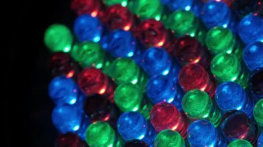 Canlı RGB LED 'lerin makro görüntüsü, büyüleyici bir ışık ve renk deseni yaratıyor. Teknoloji, tasarım ve yenilik projeleri için ideal.