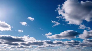 Yumuşak beyaz bulutlar bu rahatlatıcı zaman atlamasında masmavi gökyüzüne doğru sürükleniyor. Huzur ve sükunet arayan projeler için ideal.