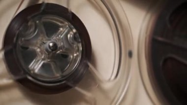 Yakın çekim, makaralı, makaralı, makaralı teyp kaydı. Geçmişe dönük, nostaljik ya da müzik projeleri için mükemmel. Eski, analog bir his yaratır.