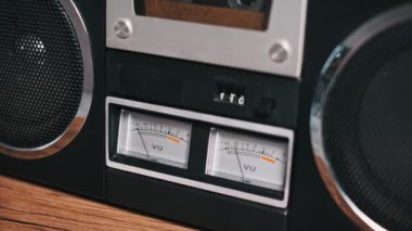 İğnelerin hafifçe hareket ettiğini gösteren antika kasetçalar VU-metre yakın plan. Nostaljik, retro ya da 80 'lerin temalı projeleri için harika.