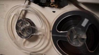 Yüksek çözünürlüklü, makaradan makaraya kayıt cihazı, dönen makaralar ve retro estetik sergileniyor. Müzik, film yapımı ve klasik medya kullanımı için mükemmel.