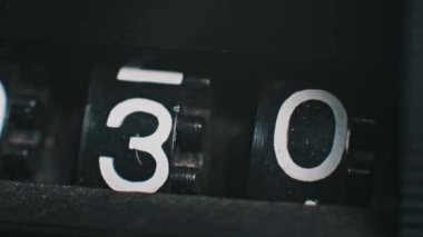 0 'dan 230' a kadar olan klasik bir sayaç döngüsünün yakın plan çekimi. Geçişler, geri sayımlar veya veri görselleştirme projeleri için ideal.