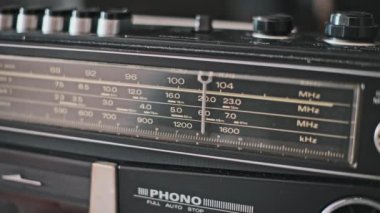 Frekans bantları ve göstergelerini vurgulayan retro radyo ayar ekranının detaylı görüntüsü. Müzik üretimi, belgeseller ve klasik projeler için ideal.