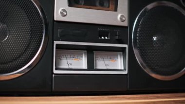 Retro müzik kutusunu kapatın ve VU sayaçlarını dinamik bir şekilde çalıştırın. Nostaljik müzik videoları ya da 80 'lerin temalı projeleri için mükemmel.