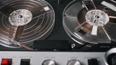 Eski bir makaradan makaraya kayıt cihazının yakın çekimi, dönen makaralar. Müzik tarihi, retro teknolojisi ve ses kaydı projeleri için ideal.