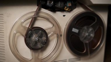Detaylı makro çekim. Makaradan makaraya kayıt cihazı, karmaşık mekanik çalışmalarını yakalıyor. Retro teknolojisi, müzik tarihi veya klasik estetiğe odaklı projeler için ideal.