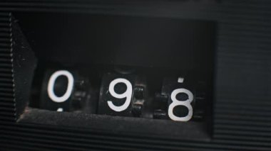 096 'dan 106' ya üç basamaklı mekanik sayaç geçişleri, rakamları ayrıntılı olarak gösteriyor. Karanlık ve kasvetli estetik teknoloji veya soyut diziler için mükemmel..