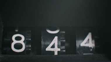 Rakamların aktığı klasik bir sayaç sayacının pürüzsüz görüntüleri. Video projelerinize geçmişe dönük bir his eklemek için ideal.