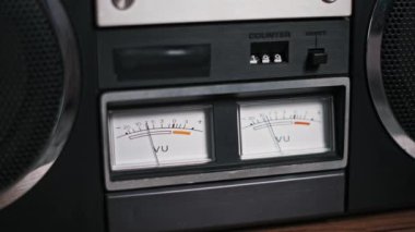VU sayaçlarının ses seviyelerini gösteren antika bir teyp üzerindeki yakın görüntüsü. Müzik, retro ve teknolojiyle ilgili projeler için mükemmel..