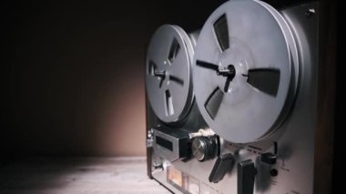 Klasik bir makaradan makaraya teyp, dönen makaralı, sıcak bir spot ışığında yıkanan. Retro teknolojisi ve ses kaydı projeleri için mükemmel..