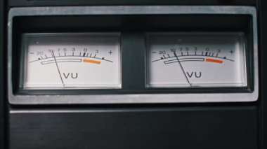 Klasik bir teypte çift VU metrenin detaylı görüntüsü. Müzik veya nostaljik videolarda arka plan görüntüleri için ideal.