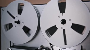 Analog kasetlerin dinamik görüntüsü, antika bir makaradan makaraya dönen, hareketi ve retro titreşimleri yakalıyor. Ses kaydı ve nostalji temaları için harika bir uyum..