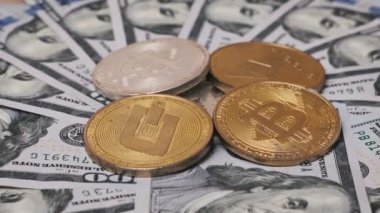 Dört adet altın ve gümüş kripto para dizisi, eski ve yeni finans birimlerinin birleşmesini yakalayan Amerikan dolarlarının arka planında yer alıyor..