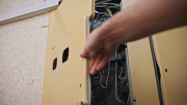 Açığa çıkmış kablolar ve şalterler olan bir elektrik kontrol kutusunun biri tarafından açılıp değerlendirilmesi, işlevsellik kontrolü yapıldığı anlamına gelir..