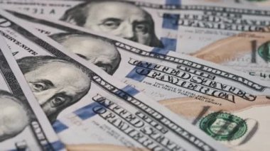 Benjamin Franklin 'in yer aldığı 100 dolarlık banknotların detaylarını kapat. Finansal, tarihsel ve ekonomik görselleştirmeler için uygun.