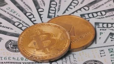 Altın Bitcoin ve Ethereum sikkeleri Amerika 'nın 100 dolarlık banknotlarına dayanıyor. Kripto ve finans projeleri için mükemmel.