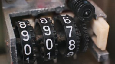 Klasik mekanik sayaç döndürmedeki rakamlar ve artan sayılar sayıları gösteriyor. İlerlemeyi, veri takibini ya da basit mekaniğin güzelliğini göstermek için ideal.