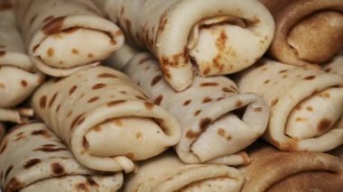 Görünür kahverengi benekleri olan ve dokularının ve hazırlıklarının ince detaylarını gözler önüne seren birkaç dolgun krepin çok yakın bir görüntüsü..