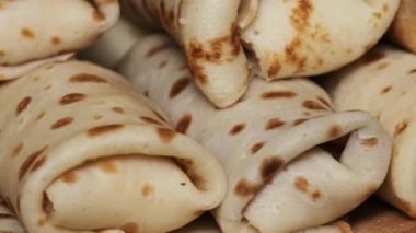 Bu yakın çekim, doldurulmuş kreplerin dokusunu ve altın-kahverengi noktalarını vurguluyor, yemek ve yiyecekle ilgili içerikler için ideal..