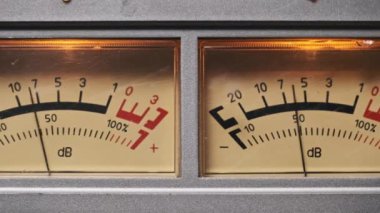 Kaliteli bir VU metreye yakın plan, net bir analog ölçeği gösteriyor. Kayıt stüdyolarında kullanılır, profesyonel ses karıştırma ve prodüksiyon için ses seviyelerinin izlenmesine yardımcı olur.