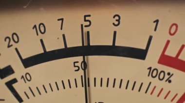 Ilık tonlu parlak bir analog VU metre klasik iğne hareketini vurguluyor. Ölçekteki ince detaylar ses mühendisliği ve stüdyo kaydında gerekli hassasiyeti yansıtır.