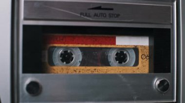 Klasik ses formatlarının nostaljisini yakalayan kırmızı ve sarı etiketli klasik bir kaset çalar içinde dönüyor. Retro ve müzik projeleri için harika..