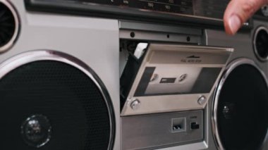 Bir el teybi teybe yerleştirir ve teyp kapısı açılıp kapanırken onu çıkarır. Retro temaları ve sesle ilgili prodüksiyonlar için ideal.