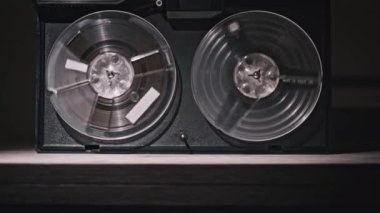 Filmden makaraya kayıt cihazlarının büyüleyici hareketlerini izleyin. Spikerler iş başında. Vintage veya endüstriyel estetik gerektiren projeler için ideal.