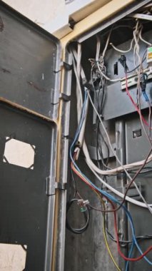Elektrik kutusunu aç ve bir dizi bağlı kablo ve kablo göster. Elektrik kablosu karmaşıklığını göstermek için dikey açıdan çekilmiş. Eğitim içeriği için en iyisi.