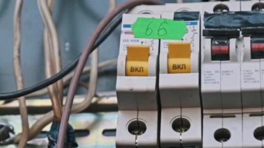 Açık elektrik paneli içinde aşırı derecede hasar görmüş kablolara yakın çekim. Siyah erimiş yalıtım da dahil. Uyarı veya elektrikle ilgili hasar projesinde kullan