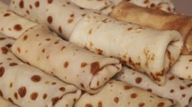 Bir yığın taze pişmiş Rus gözlemesi. Lezzetli bir yemek için idealdir..