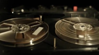 Yakın plan çekimde, eski bir teybin dönen iki makarası kasetin çalınmasıyla başlıyor. Filmin odak noktası kasetin detayları ve retro cihazın içindeki makaraların hareketleri..