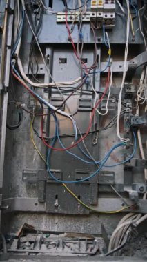 Bir devre panelinin iç bileşenlerini, anahtarlarını ve kablolarını gösteren dikey görünüm, elektrik sistemleri ve enerji üzerindeki teknik içerik için ideal.