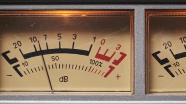 Kaliteli bir VU sayacının makro görüntüsü. Ilık ve net ses seviyeleri gösteriyor. Bu klasik analog aracı ses kaydı, müzik üretimi ve ses mühendisliği için gereklidir..