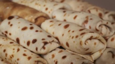 Karakteristik kahverengi benekli, yeni yapılmış krep yığınının detaylı görüntüsü. Kreplerin dokusuna ve düzenine odaklan.