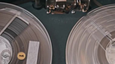 Çalma sırasında baştan aşağı bir bant kaydedici perspektifi, şeffaf makaralara ve kaset hareketine odaklanıyor.