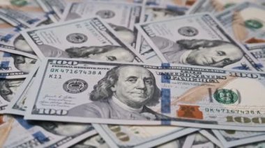 Yakın çekim, dağınık ve 100 dolarlık banknotları yığarak dinamik bir fon oluşturan yavaş çekim. Finansal veya ekonomik temalı projeler için mükemmel.