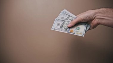 İş ve ödeme projeleri için mükemmel olan 100 dolarlık banknotları ayrıntılı olarak gösterme ve gösterme.