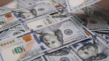 Düzgünce düzenlenmiş 100 dolarlık banknotlar desenleri ve portreleri gösteriyor. Yatırım ve finansla ilgili temalar için iyi bir geçmiş.