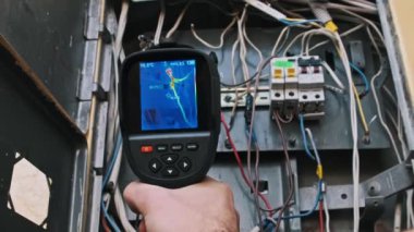 Termal görüntü, açık hizmet panelinin ısısını ve elektriksel bileşenlerini, bilim, tanı ve teknoloji odaklı projeler için kullanışlı olarak vurgular.