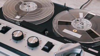 Kontrol panelinin detaylı bir görüntüsüne sahip operasyonel bir makara teyp teyp sistemi, işlevsellik ve tasarım sergiliyor, ses ekipmanları meraklıları için mükemmel.