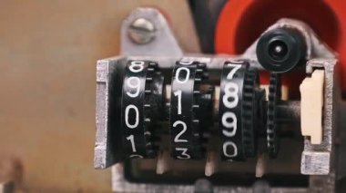 Mekanik sayaçların makro görüntüsü dönüyor. Karmaşık dişliler ve sayılar onun hassasiyetini vurgular, teknik veya tarihi temalar için mükemmeldir..