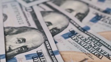 Benjamin Franklins 'in portresini ve Amerikan para biriminin karmaşık detaylarını vurgulayan çok sayıda 100 dolarlık fotoğraf sergisi..