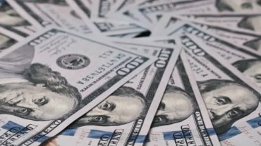 Yüz dolarlık banknotların yakın çekim görüntüsü. Bu faturalar ekonomi ve para konularındaki içerikte yararlı olacaktır..