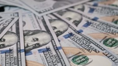 Yüz dolarlık banknotlardan oluşan bir yığının yakından çekimi. Zenginlik, finans veya ekonomik temalarla ilgili projeler için mükemmel.