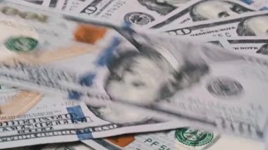 Yakın plan 100 dolarlık banknotların üst üste istiflenmesi Amerikan para biriminin büyümesini sağlıyor..