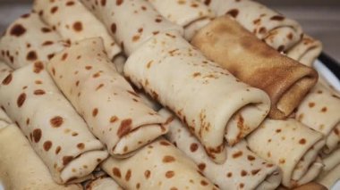 Taze, ev yapımı gözlemeler, güzelce istiflenmiş, altın-kahverengi dokuları vurgulanıyor ve iştah açıcı..