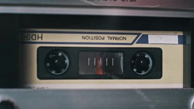 Klasik bir kaset eski moda bir çalgıcının içinde çalar ve bant seviyesi göstergeleri zıplar. Klasik bant ve makara hareketine sahip Retro teknolojisi odaklanıyor.