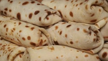 Aydınlatıcı ve benekli dokularını gösteren, düzgünce sarılmış birkaç gözlemenin detaylı bir yakın çekimi. Kahvaltı ya da kahvaltı için mükemmel..